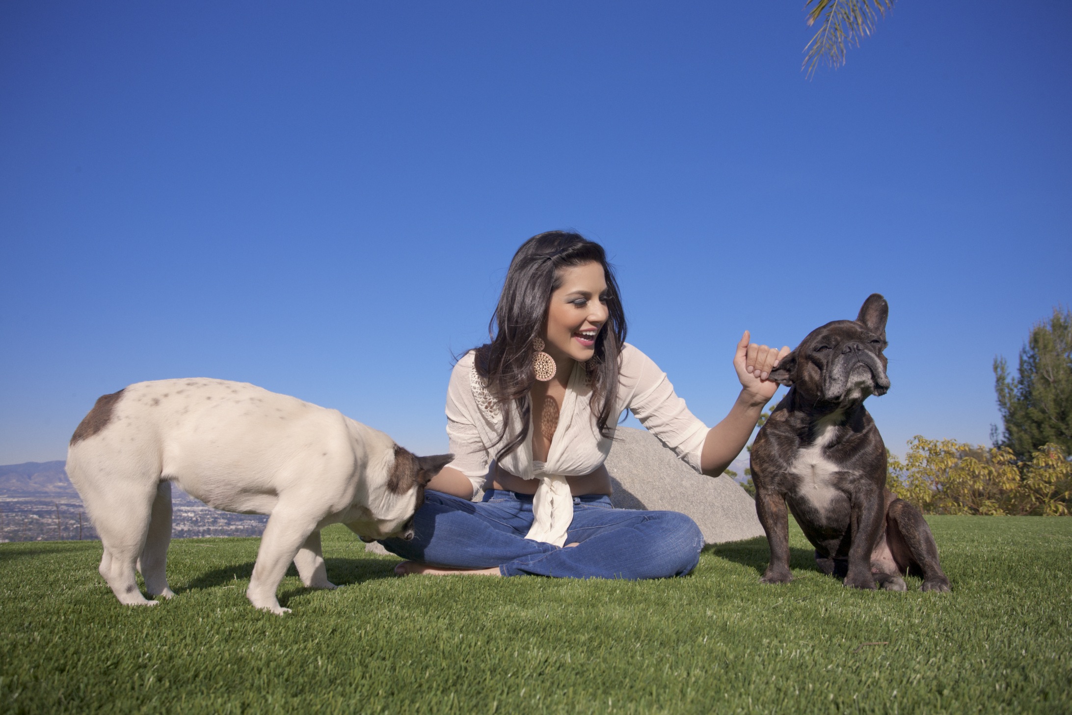 Sunny Leone In Tight Jeans Playing With Her Puppies